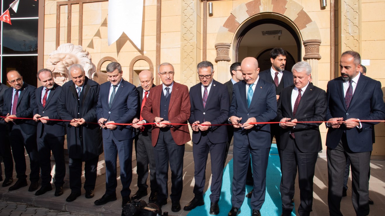 Yaklaşık 2 bin 500 eserin sergilendiği Selçuk Üniversitesi Müzesi açıldı